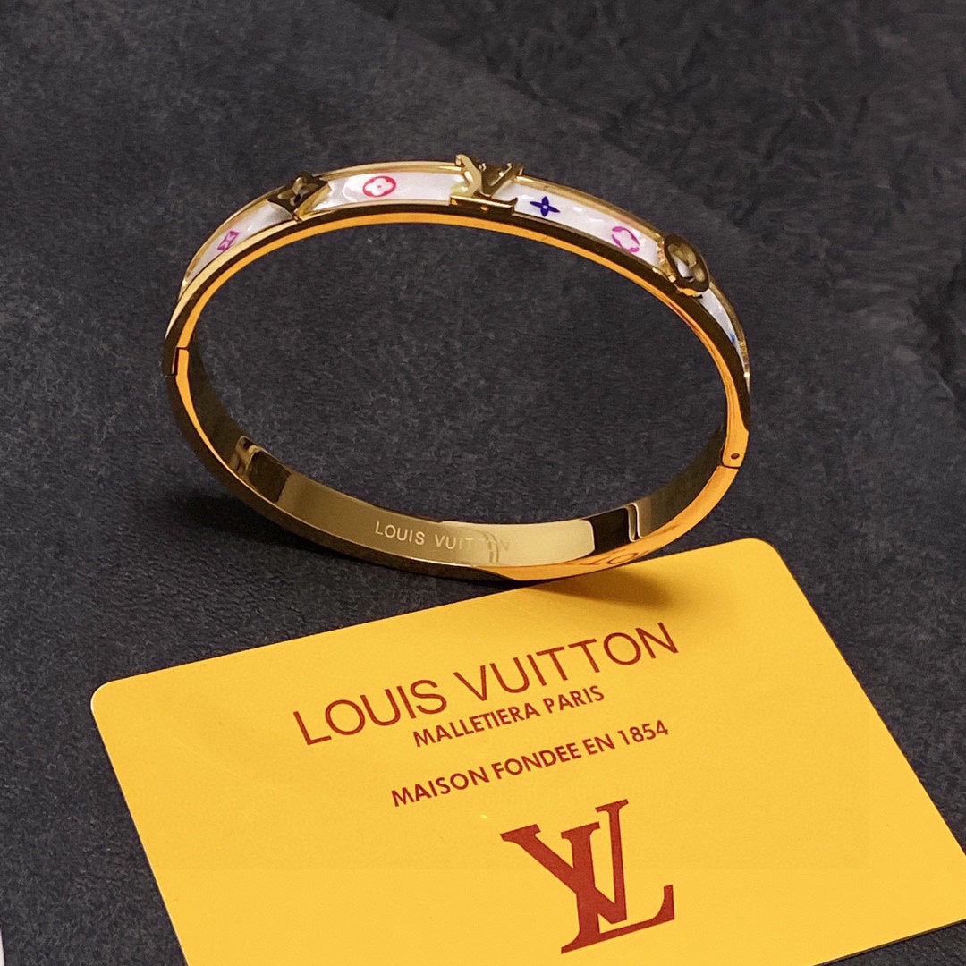 18K Louis Vuitton Pearl Bracelet
